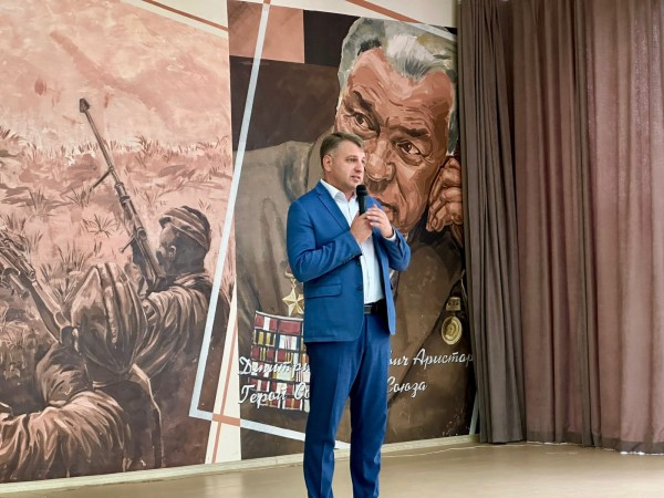 Церемония вручения паспортов школьникам состоялась в Советском районе в День Государственного флага России Церемония вручения паспортов школьникам состоялась в Советском районе в День Государственного флага России