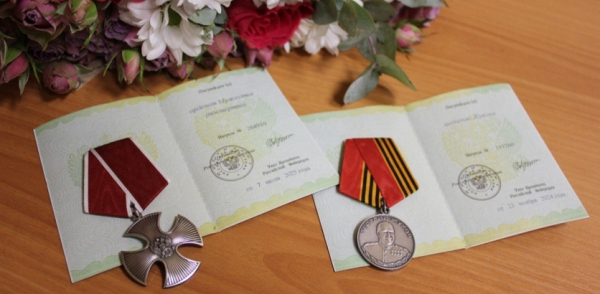 Орден Мужества и Медаль Жукова вручили семье участника СВО Евгения Малова Орден Мужества и Медаль Жукова вручили семье участника СВО Евгения Малова