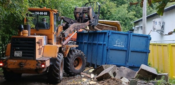 Более 2 тысяч кубометров мусора вывезено в Ленинском районе за неделю