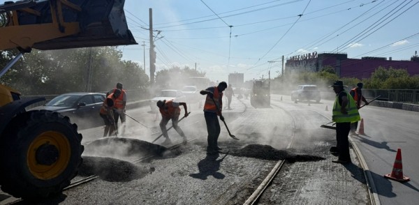 Тысячу квадратных метров асфальтового покрытия отремонтировали на Гордеевском виадуке за неделю Тысячу квадратных метров асфальтового покрытия отремонтировали на Гордеевском виадуке за неделю