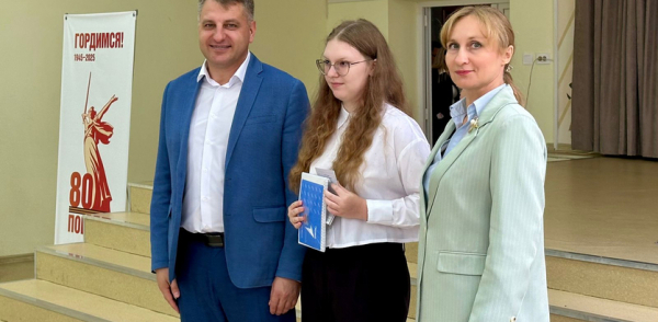 Церемония вручения паспортов школьникам состоялась в Советском районе в День Государственного флага России Церемония вручения паспортов школьникам состоялась в Советском районе в День Государственного флага России