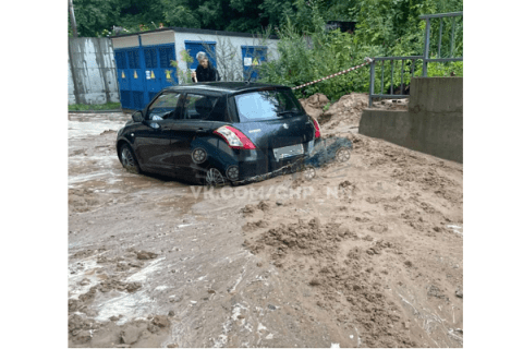 Селевой поток вновь затопил двор на Ошарской в Нижнем Новгороде Селевой поток вновь затопил двор на Ошарской в Нижнем Новгороде