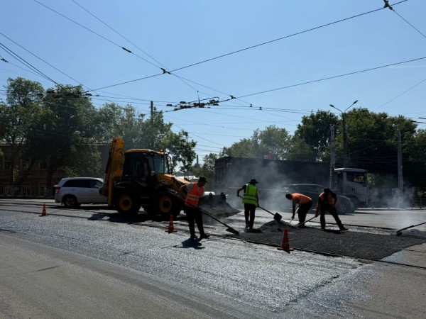 Тысячу квадратных метров асфальтового покрытия отремонтировали на Гордеевском виадуке за неделю Тысячу квадратных метров асфальтового покрытия отремонтировали на Гордеевском виадуке за неделю