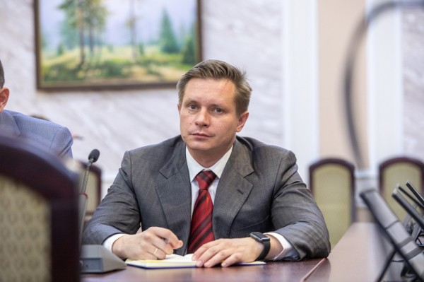 И.о. ректора НГЛУ Авралев — об изменении правил приема на платное обучение