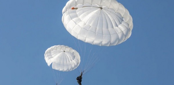 В День Государственно флага России воспитанники международной смены лагеря «Хочу стать десантником» совершат самостоятельный прыжок с парашютом