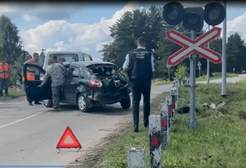 Электропоезд врезался в легковушку на переезде под Заволжьем Электропоезд врезался в легковушку на переезде под Заволжьем