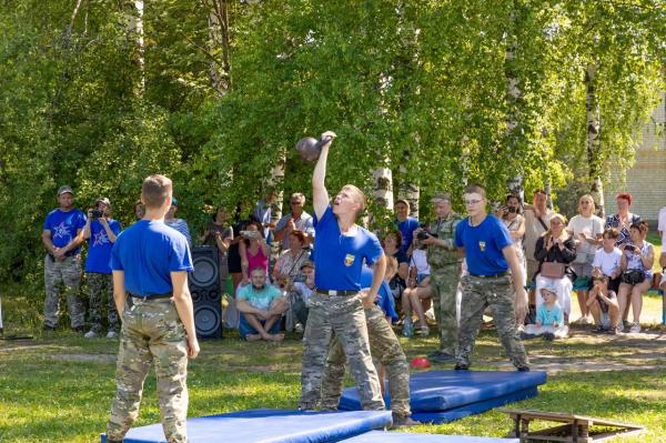 В День Государственно флага России воспитанники международной смены лагеря «Хочу стать десантником» совершат самостоятельный прыжок с парашютом