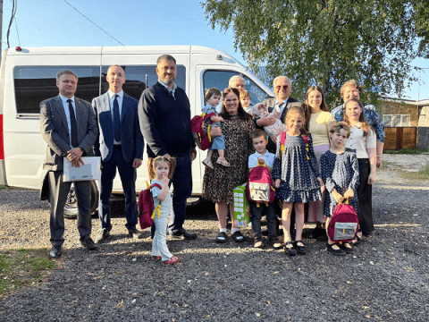 Евгений Люлин подарил многодетной семье из Дзержинска микроавтобус