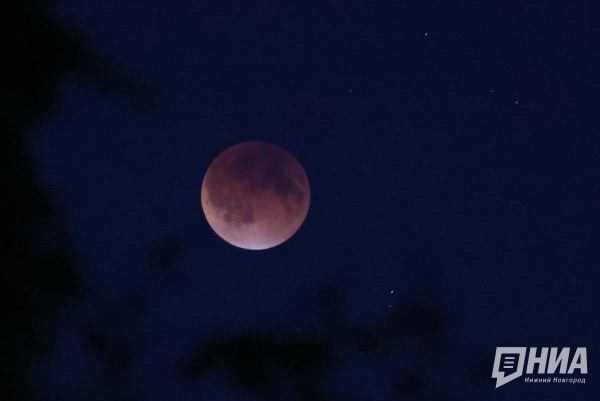 Фотограф запечатлел "кровавую" Луну над Нижним Новгородом Фотограф запечатлел "кровавую" Луну над Нижним Новгородом