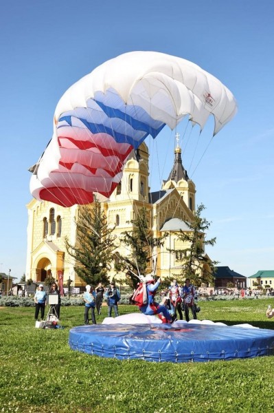 Спикер ЗСНО принял участие в закрытии соревнований по парашютному спорту