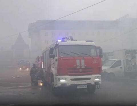 Складские помещения загорелись на улице Бекетова в Нижнем Новгороде