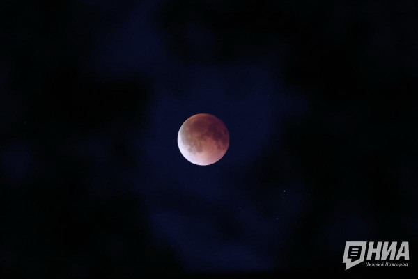 Фотограф запечатлел "кровавую" Луну над Нижним Новгородом Фотограф запечатлел "кровавую" Луну над Нижним Новгородом