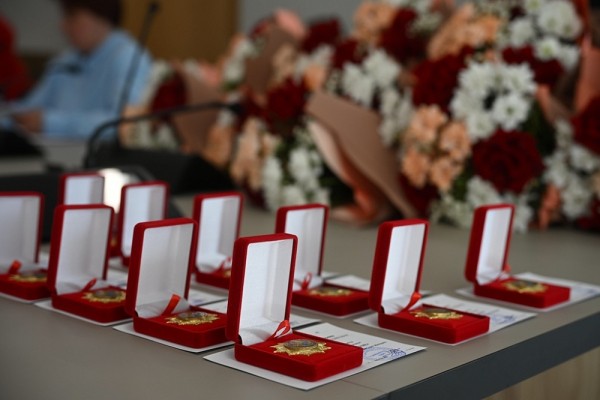 Матерям погибших на СВО нижегородцев вручили Почетный знак «Признание» Матерям погибших на СВО нижегородцев вручили Почетный знак «Признание»