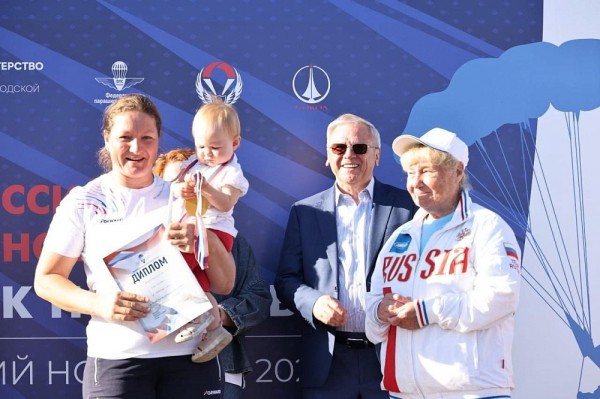 Спикер ЗСНО принял участие в закрытии соревнований по парашютному спорту