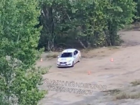 Незаконный автодром появился на Мещерском озере Незаконный автодром появился на Мещерском озере