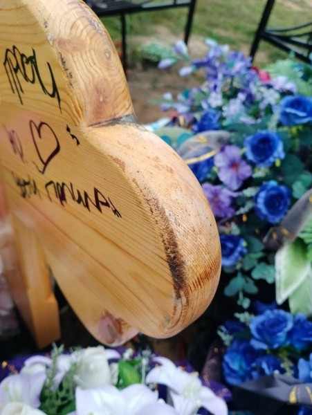 Неизвестные надругались над могилой бойца СВО в Сарове Неизвестные надругались над могилой бойца СВО в Сарове