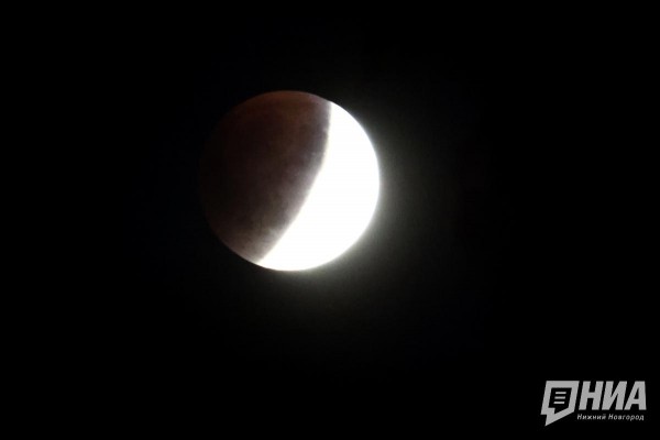 Фотограф запечатлел "кровавую" Луну над Нижним Новгородом Фотограф запечатлел "кровавую" Луну над Нижним Новгородом