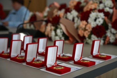 Матерям погибших на СВО нижегородцев вручили Почетный знак «Признание» Матерям погибших на СВО нижегородцев вручили Почетный знак «Признание»