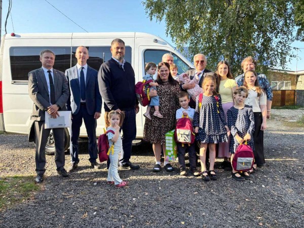 Евгений Люлин вручил ключи от нового девятиместного автомобиля "Соболь" многодетной семье из Дзержинска Евгений Люлин вручил ключи от нового девятиместного автомобиля "Соболь" многодетной семье из Дзержинска