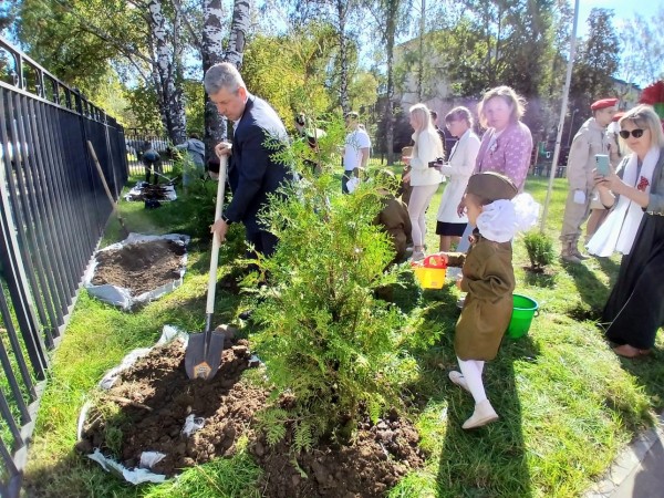 Более 50 деревьев высадили на Аллее защитникам Отечества в православном детском саду в Ленинском районе Более 50 деревьев высадили на Аллее защитникам Отечества в православном детском саду в Ленинском районе