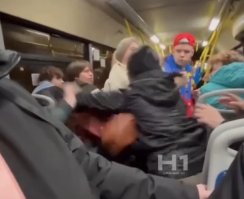 Драка нижегородок в городском автобусе попала на видео Драка нижегородок в городском автобусе попала на видео