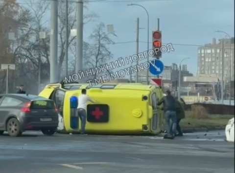 Скорая помощь перевернулась в центре Нижнего Новгорода Скорая помощь перевернулась в центре Нижнего Новгорода
