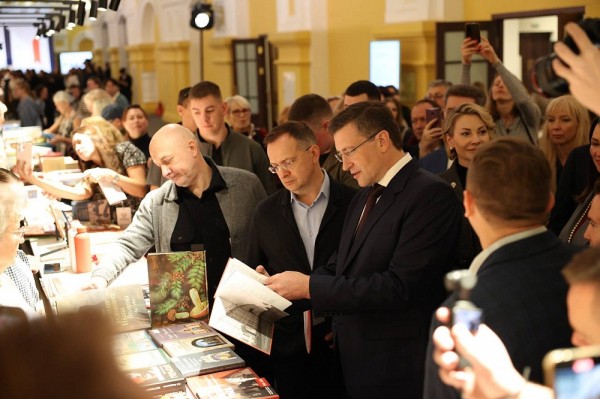 Мединский и Никитин посетили книжную ярмарку в Нижнем Новгороде Мединский и Никитин посетили книжную ярмарку в Нижнем Новгороде