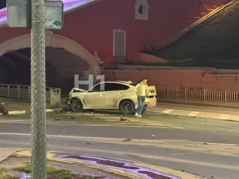 ДТП с легковушкой и грузовиком произошло на Нижневолжской набережной ДТП с легковушкой и грузовиком произошло на Нижневолжской набережной