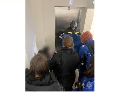 Пожарные МЧС спасли девушку из падавшего в ТЦ лифта в Дзержинске Пожарные МЧС спасли девушку из падавшего в ТЦ лифта в Дзержинске