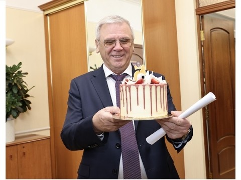 Евгений Люлин отмечает пять лет руководства нижегородским Заксобранием Евгений Люлин отмечает пять лет руководства нижегородским Заксобранием