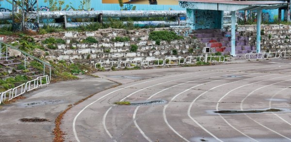 В целях обеспечения безопасности на территории признанного аварийным стадиона «Водник» установят дополнительные ограждения В целях обеспечения безопасности на территории признанного аварийным стадиона «Водник» установят дополнительные ограждения