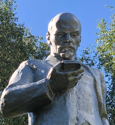 Памятник Ленину с «айфоном» заметили в Нижегородской области Памятник Ленину с «айфоном» заметили в Нижегородской области