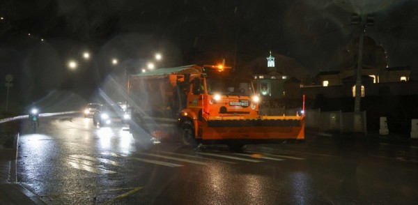 Спецмашины дежурят на особо опасных участках дорог в связи с начавшимся в Нижнем Новгороде снегопадом Спецмашины дежурят на особо опасных участках дорог в связи с начавшимся в Нижнем Новгороде снегопадом