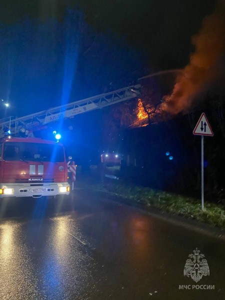 Двухэтажный деревянный дом сгорел ночью в Ленинском районе Двухэтажный деревянный дом сгорел ночью в Ленинском районе