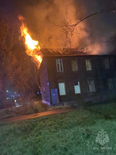 Двухэтажный деревянный дом сгорел ночью в Ленинском районе Двухэтажный деревянный дом сгорел ночью в Ленинском районе