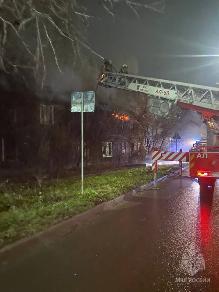 Двухэтажный деревянный дом сгорел ночью в Ленинском районе Двухэтажный деревянный дом сгорел ночью в Ленинском районе