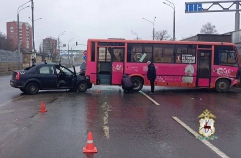 Автобус с пассажирами и иномарка столкнулись на Циолковского в Нижнем Новгороде