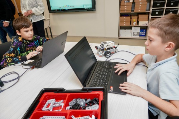 Глава города Юрий Шалабаев посетил новый филиал ДДТ имени В.П. Чкалова, принявший после своего открытия 1 100 воспитанников Глава города Юрий Шалабаев посетил новый филиал ДДТ имени В.П. Чкалова, принявший после своего открытия 1 100 воспитанников