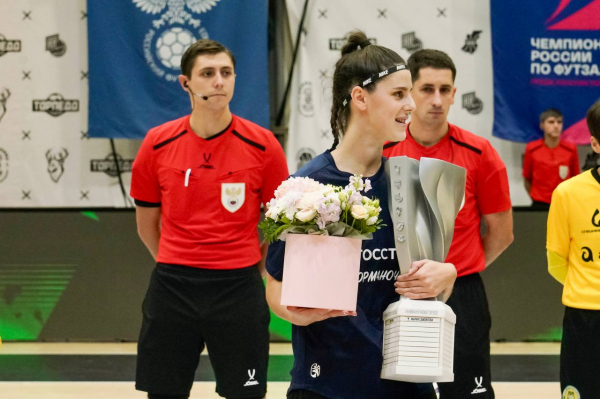 Глава города Юрий Шалабаев положил начало новой спортивной традиции – вручению Кубка лучшему игроку Глава города Юрий Шалабаев положил начало новой спортивной традиции – вручению Кубка лучшему игроку