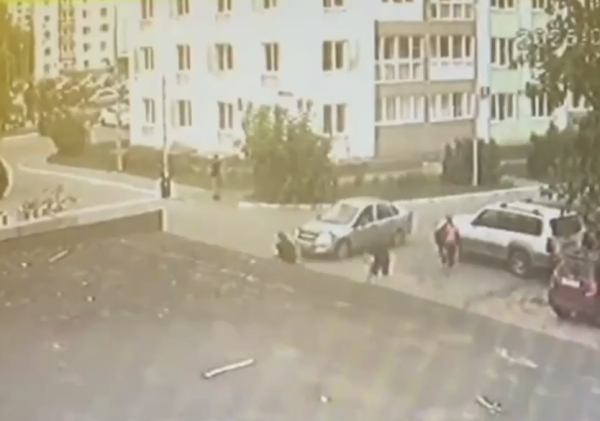 Двух подростков на одном самокате сбила легковушка в Дзержинске Двух подростков на одном самокате сбила легковушка в Дзержинске