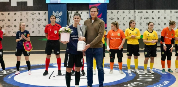 Глава города Юрий Шалабаев положил начало новой спортивной традиции – вручению Кубка лучшему игроку Глава города Юрий Шалабаев положил начало новой спортивной традиции – вручению Кубка лучшему игроку