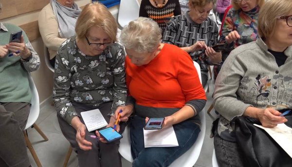 Пенсионеры учатся использованию искусственного интеллекта в соседских центрах Нижнего Новгорода Пенсионеры учатся использованию искусственного интеллекта в соседских центрах Нижнего Новгорода